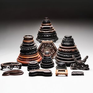 A collection of 37 Chinese wooden stands, 19/20th C. — foto 1