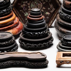 A collection of 37 Chinese wooden stands, 19/20th C. — foto 4