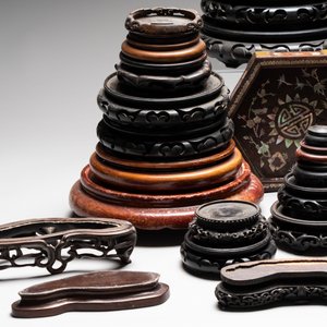 A collection of 37 Chinese wooden stands, 19/20th C. — foto 5