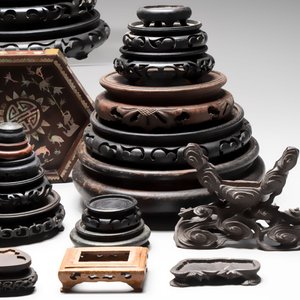 A collection of 37 Chinese wooden stands, 19/20th C. — foto 6