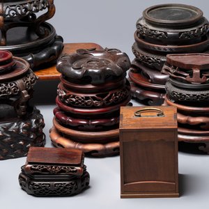 A collection of 38 Chinese wooden stands and a box, 19/20th C. — photo 6