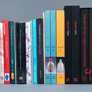 A collection of 42 books and catalogues on Chinese snuff bottles — photo 2