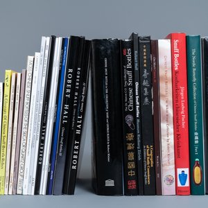 A collection of 42 books and catalogues on Chinese snuff bottles — photo 3
