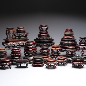 A collection of 45 Chinese wooden stands, 19/20th C. — foto 1