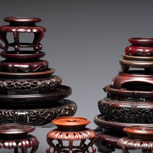 A collection of 45 Chinese wooden stands, 19/20th C. — foto 2