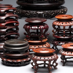 A collection of 45 Chinese wooden stands, 19/20th C. — foto 4