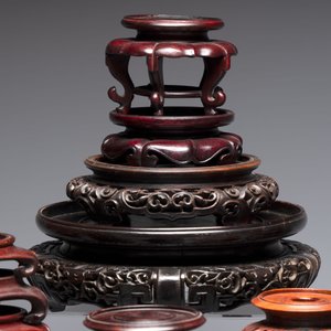 A collection of 45 Chinese wooden stands, 19/20th C. — foto 5