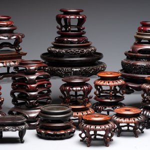 A collection of 45 Chinese wooden stands, 19/20th C. — foto 6