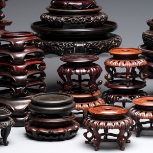A collection of 45 Chinese wooden stands, 19/20th C. — foto 7