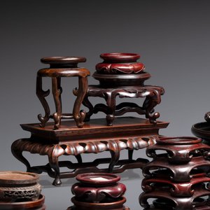 A collection of 45 Chinese wooden stands, 19/20th C. — foto 8
