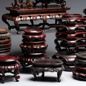 A collection of 45 Chinese wooden stands, 19/20th C. — foto 9