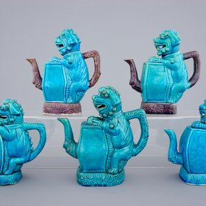 A collection of 5 Chinese turquoise glazed cadogan teapots in the shape of buddhist lions, Republic, 20th C. — 照片 2