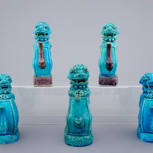 A collection of 5 Chinese turquoise glazed cadogan teapots in the shape of buddhist lions, Republic, 20th C. — 照片 5
