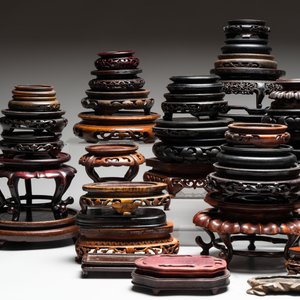 A collection of 51 Chinese wooden stands, 19/20th C. — foto 5