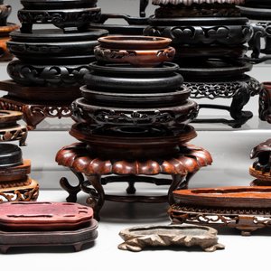 A collection of 51 Chinese wooden stands, 19/20th C. — foto 9