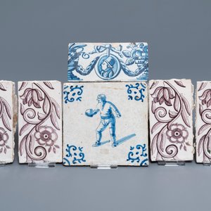 A collection of 54 Dutch Delft blue and white and manganese tiles, 17/18th C. — 照片 8