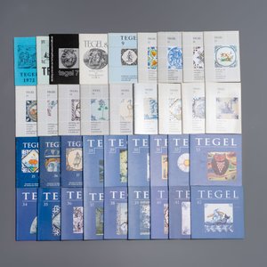 A collection of 68 books, catalogues and brochures on Delft faience and tiles, 1929 - 2014 — 照片 2