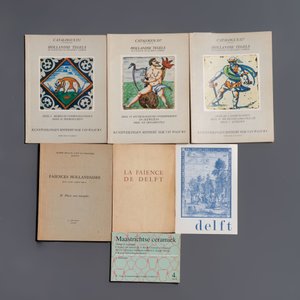 A collection of 68 books, catalogues and brochures on Delft faience and tiles, 1929 - 2014 — 照片 3
