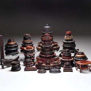 A collection of 70 Chinese wooden stands and covers, 19/20th C. — foto 1