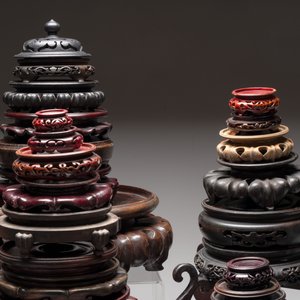 A collection of 70 Chinese wooden stands and covers, 19/20th C. — foto 3