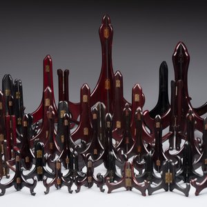 A collection of 75 Chinese folding wooden plate stands, 20th C. — foto 3