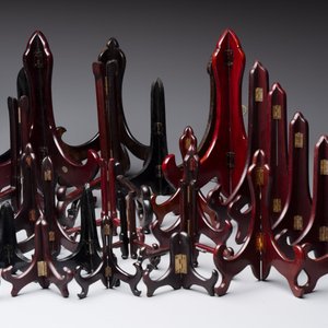 A collection of 75 Chinese folding wooden plate stands, 20th C. — foto 4