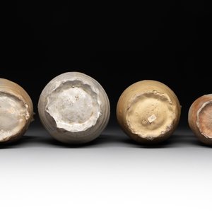A collection of 8 German proto stoneware ribbed jugs, including 'Jacobakans', 14th C. — photo 13