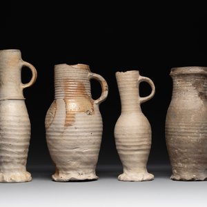 A collection of 8 German proto stoneware ribbed jugs, including 'Jacobakans', 14th C. — photo 2