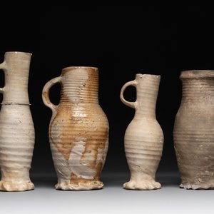 A collection of 8 German proto stoneware ribbed jugs, including 'Jacobakans', 14th C. — photo 3