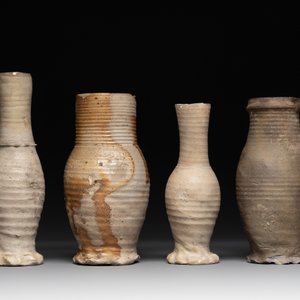 A collection of 8 German proto stoneware ribbed jugs, including 'Jacobakans', 14th C. — photo 4