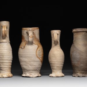 A collection of 8 German proto stoneware ribbed jugs, including 'Jacobakans', 14th C. — photo 5