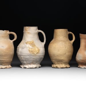 A collection of 8 German proto stoneware ribbed jugs, including 'Jacobakans', 14th C. — photo 8