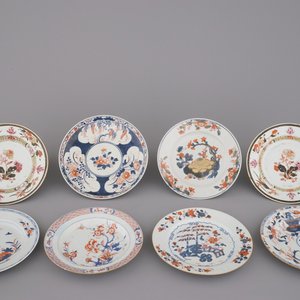 A collection of 8 Imari and famille rose plates, 18th C. — photo 1
