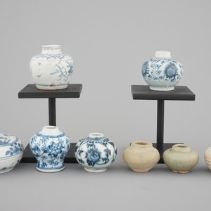 A collection of 8 small blue and white and celadon-glazed jarlets and boxes, Ming Dynasty — foto 1