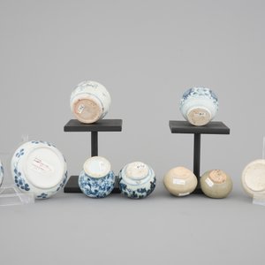A collection of 8 small blue and white and celadon-glazed jarlets and boxes, Ming Dynasty — foto 2