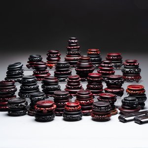 A collection of 80 Chinese wooden stands, 19/20th C. — foto 1
