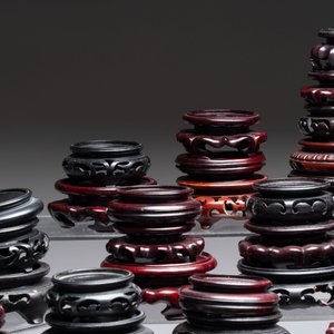 A collection of 80 Chinese wooden stands, 19/20th C. — foto 3