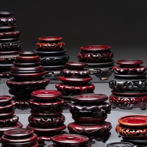 A collection of 80 Chinese wooden stands, 19/20th C. — foto 5