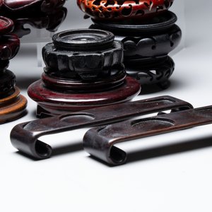 A collection of 80 Chinese wooden stands, 19/20th C. — foto 7