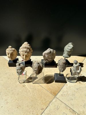 A collection of 9 Gandhara grey schist and stucco fragments of Buddha and divinities, 1/2nd C. — photo 1