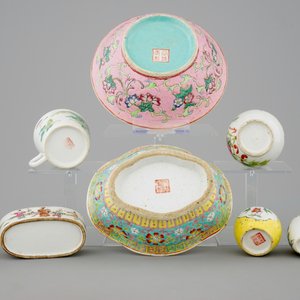 A collection of 9 various Chinese porcelain objects, famille rose and Qianjiang cai, 19/20th C. — photo 8