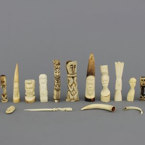 A collection of African ivory and bone sculptures, 20th C. — 照片 1