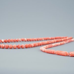 A collection of Chinese carved coral pendants and necklaces, 19/20th C. — 照片 4
