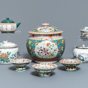 A collection of Chinese famille rose porcelain and a Yixing stoneware teapot, 18/19th C. — 照片 1