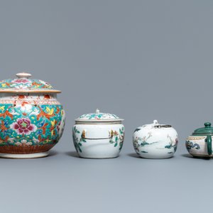 A collection of Chinese famille rose porcelain and a Yixing stoneware teapot, 18/19th C. — 照片 3