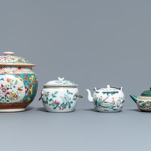 A collection of Chinese famille rose porcelain and a Yixing stoneware teapot, 18/19th C. — 照片 4