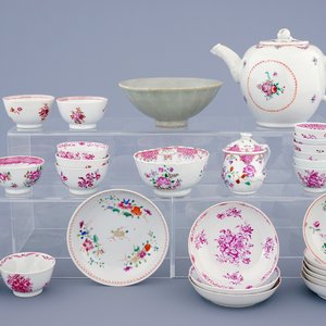 A collection of Chinese famille rose tea wares and a Song bowl, 18th C. — 照片 1
