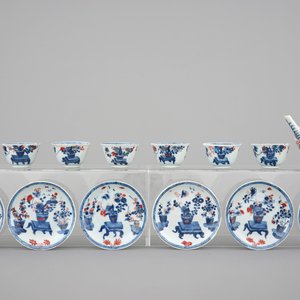 A collection of Chinese imari style cups and saucers with a teapot, and an export porcelain cream jug, 18th C. — photo 1
