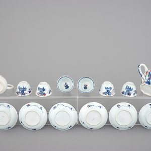 A collection of Chinese imari style cups and saucers with a teapot, and an export porcelain cream jug, 18th C. — photo 2