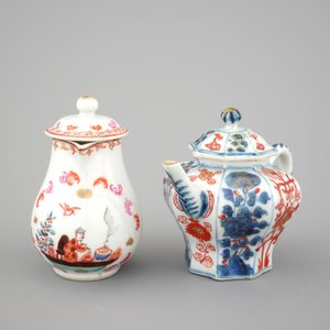 A collection of Chinese imari style cups and saucers with a teapot, and an export porcelain cream jug, 18th C. — photo 3